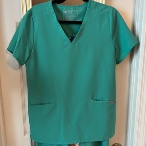 Figs Surgical Green Casma 3 Pocket Scrub Top Size Medium